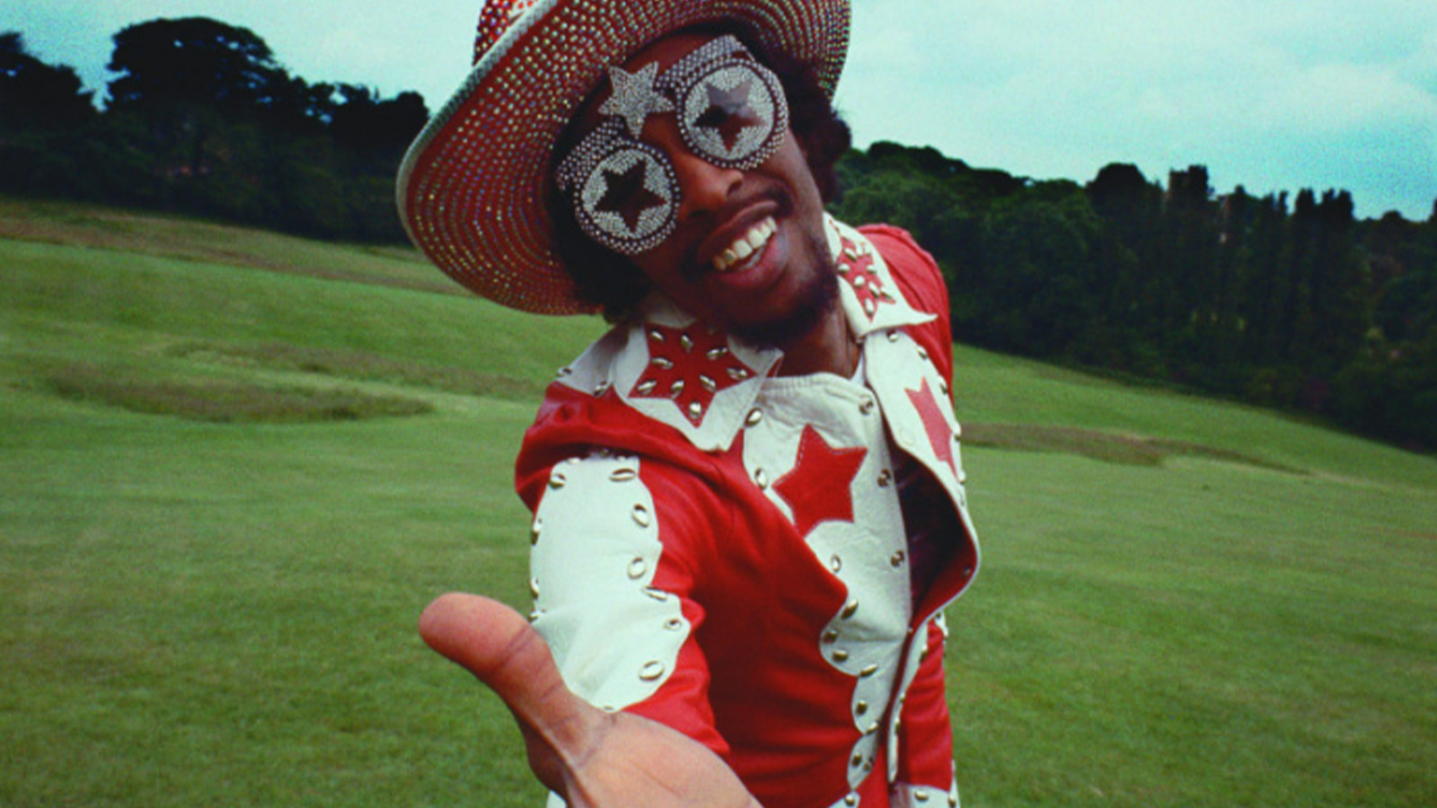 Dennis Morris, Bootsy Collins, Regent's Park, Londres, 1975 © Dennis Morris Paris art exhibitions