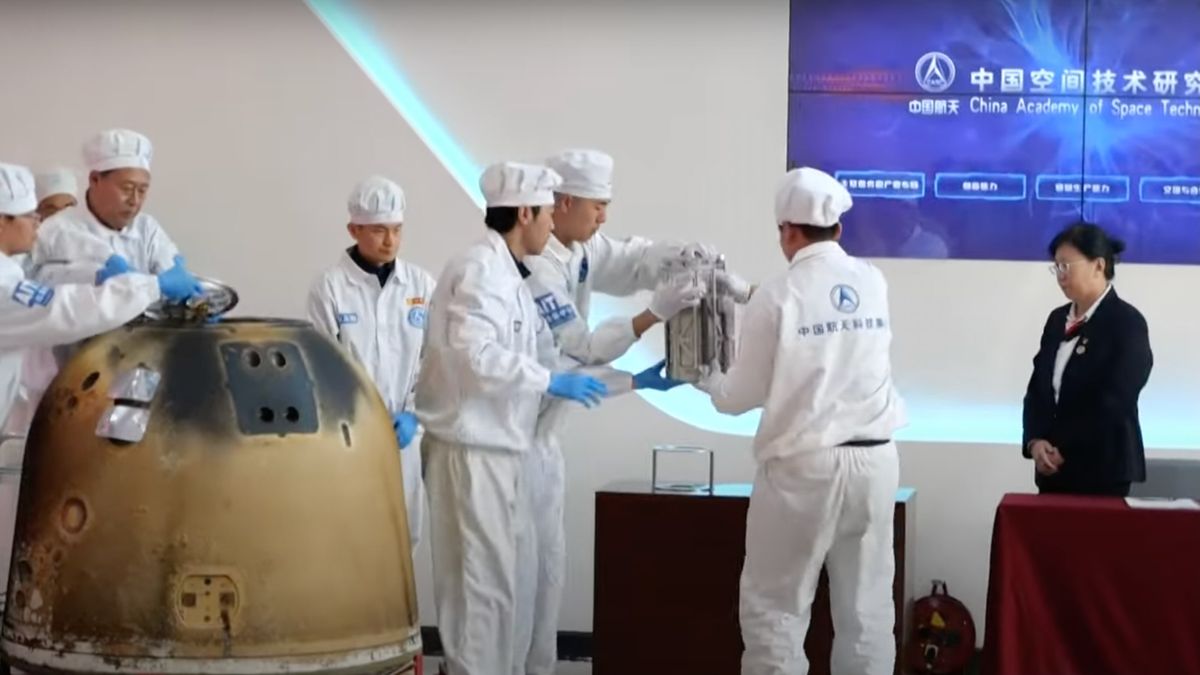 Technicians remove the samples collected on the moon&#039;s far side from the return capsule of the Chang&#039;e 6 lunar mission.