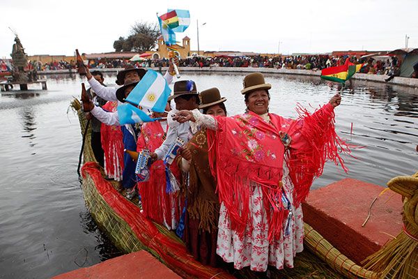 Bolivian dancers don colorful costumes for Guinness record attempt