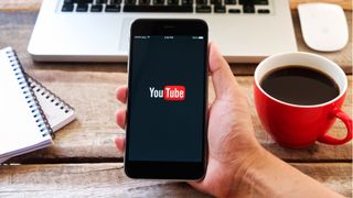 Un homme utilisant l'application YouTube sur iPhone