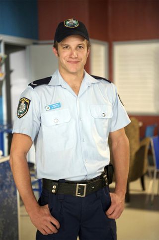 'Killer cop' Angelo returns to Summer Bay!