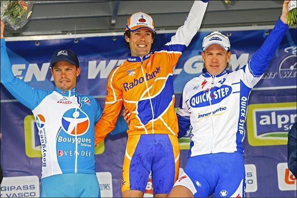 Oscar Freire (Rabobank) on top with Aur&eacute;lien Clerc (Bouygues Telecom) (l) and Wouter Weylandt (Quick Step) (r).