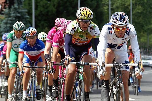 Freddy Bichot and Antonio Colom head up the bunch during stage 3