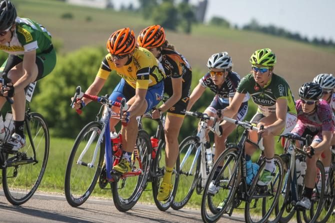 Jade Wilcoxsen (Optum) staying up in the front of the bunch.