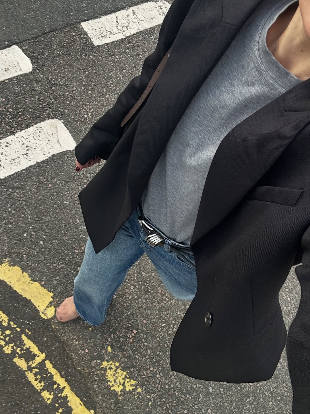 Woman wearing fall blazer with jeans outfit 2025.