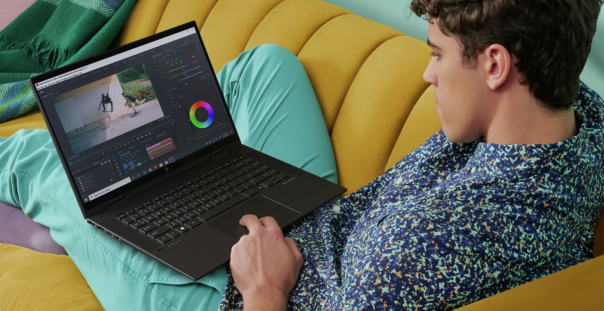 Man som använder en HP ENVY x360 i soffan