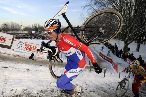 Lars Boom (Rabobank) shoulders is bike.