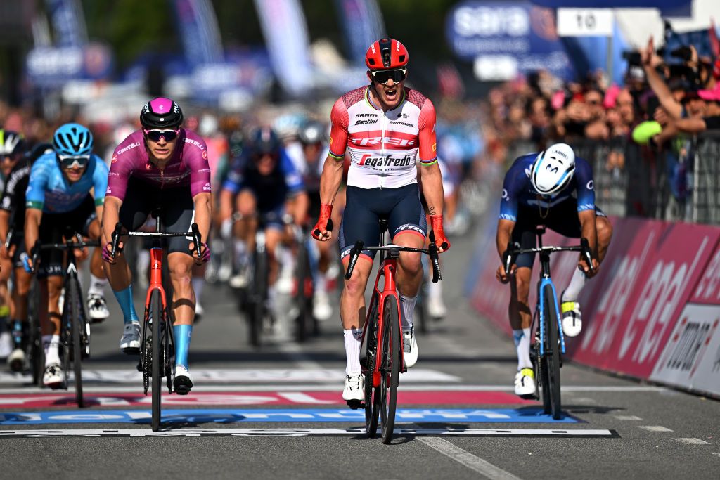 Mads Pedersen beats Jonathan Milan to the line on stage 6 of the Giro d&#039;Italia in Naples