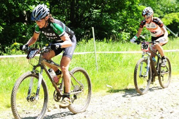 Mary McConneloug (Kenda-Seven-No Tubes) leading Lea Davision