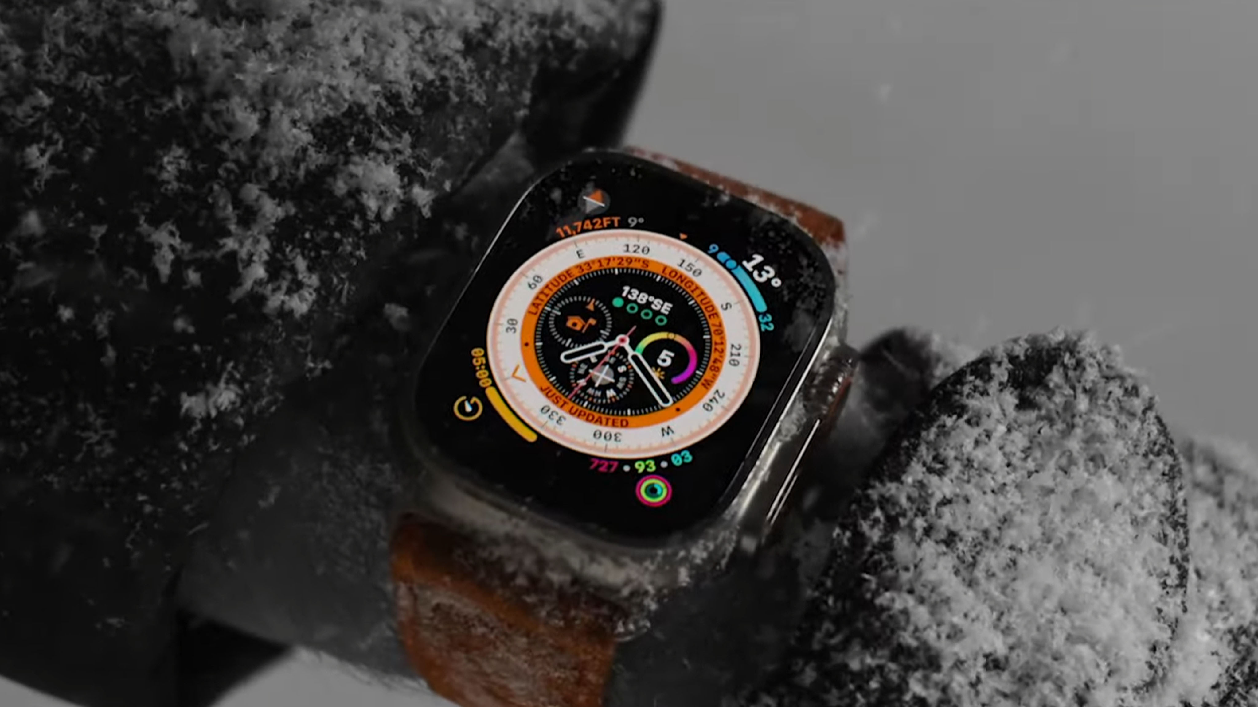 Apple Watch Ultra di tengah salju