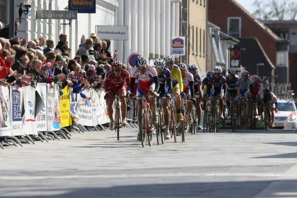 The remnants of the peloton line-out on the finishing circuit