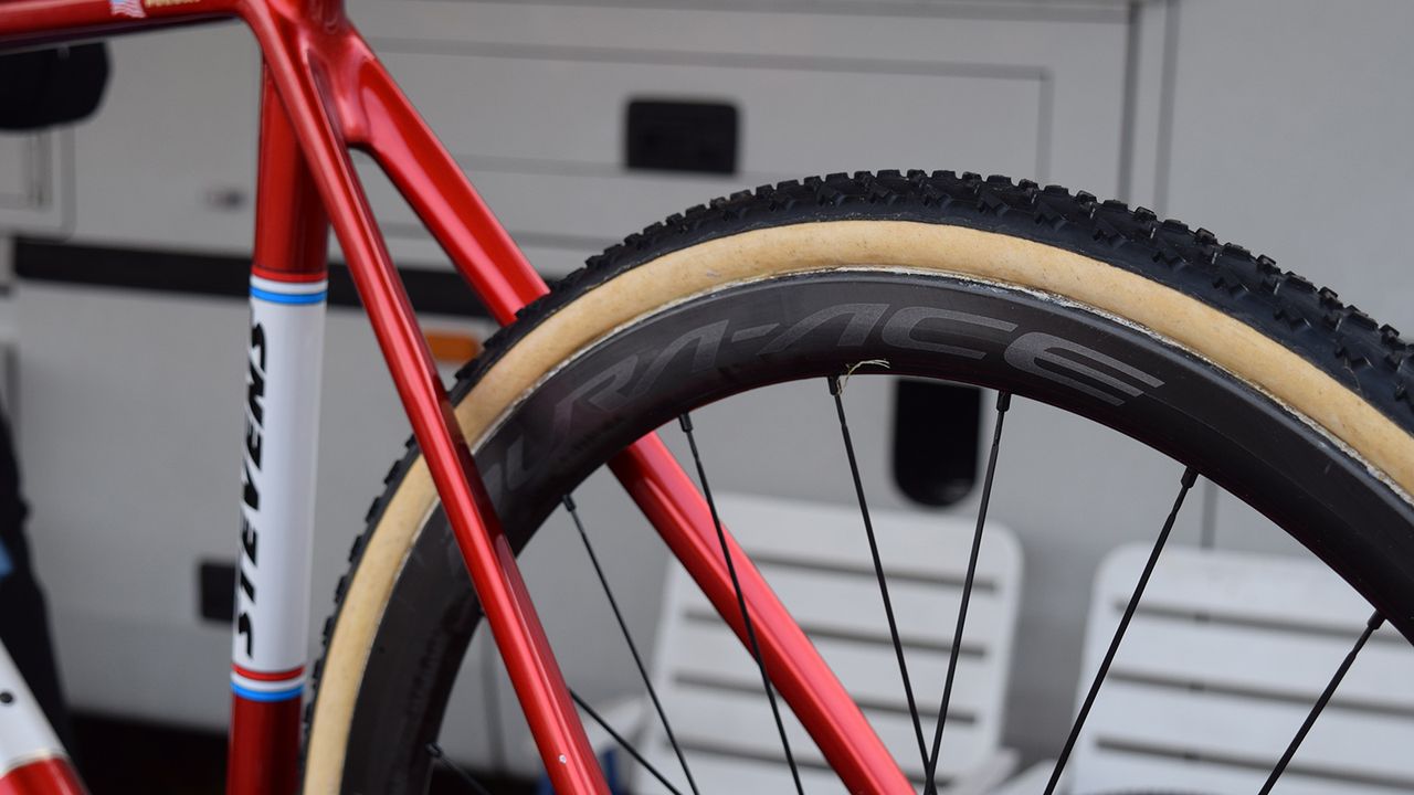 For the Zeven World Cup, van der Poel opted for Shimano Dura-Ace R9100 C40 wheels and is known to also ride C60 wheels during the season