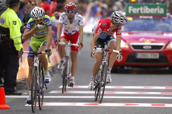 Vincezo Nibali (Liquigas-Doimo) faded in the finale and was caught by Frank Schleck (Saxo Bank) on the line.
