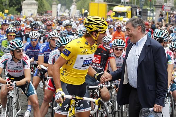 Race leader Fabian Cancellara (Saxo Bank) has a word with Eddy Merckx on the start line.