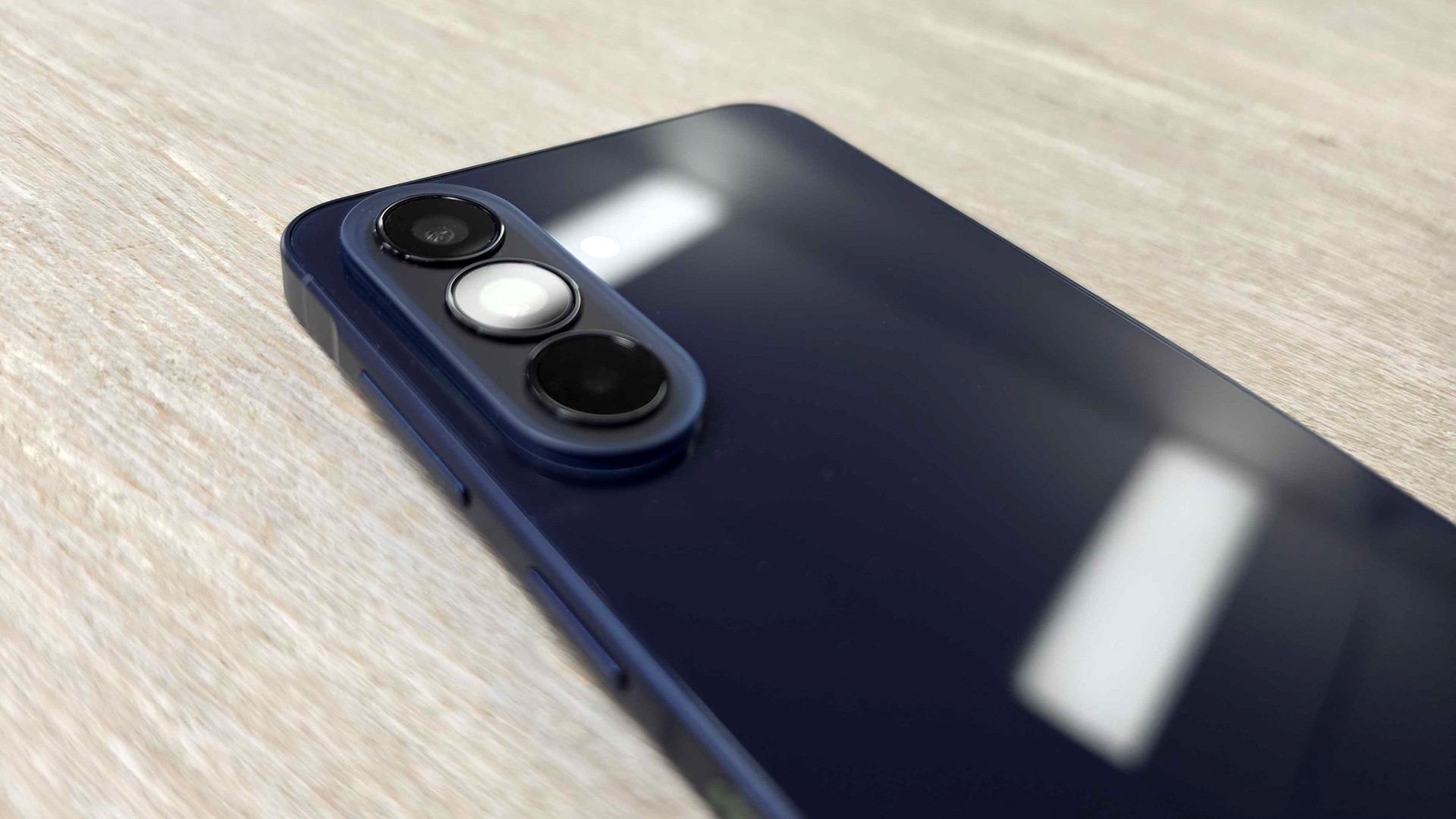 نمای پشت Samsung Galaxy A57 که آرایه دوربین را نشان می دهد