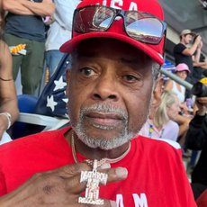 Simone Biles' dad receives a chain from Snoop Dogg