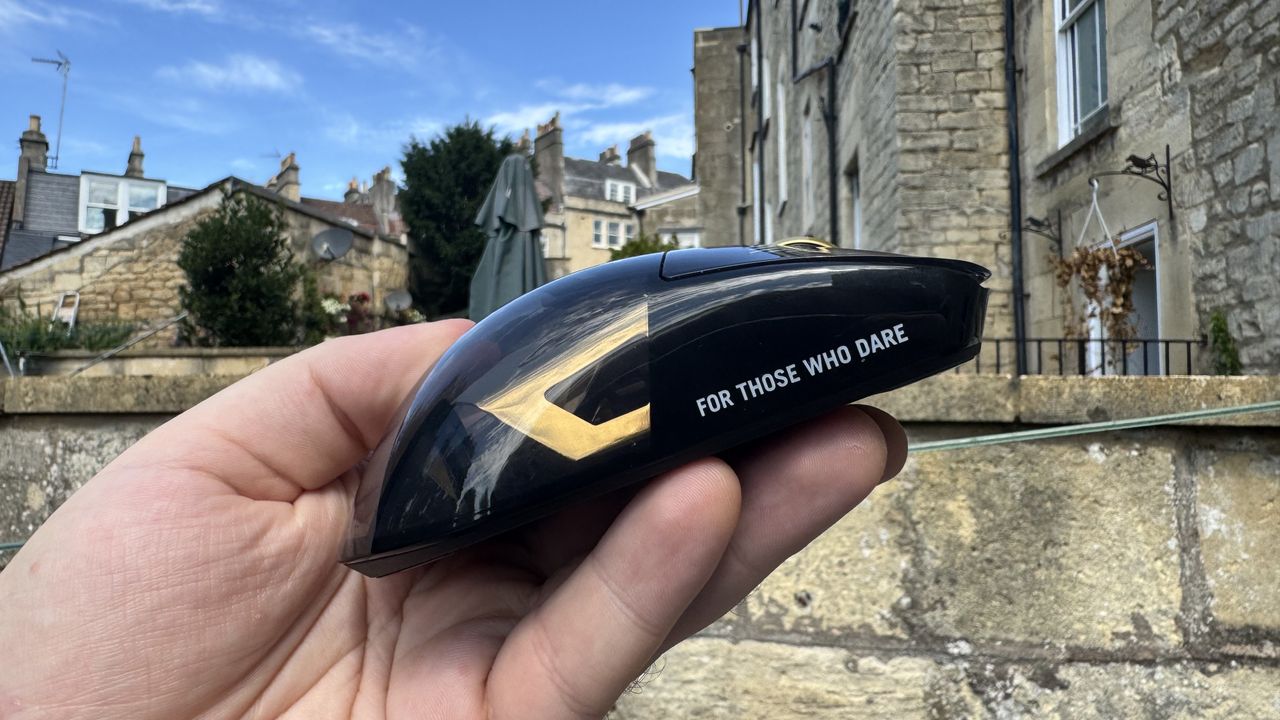 Asus ROG Harpe II Extreme Edition 20 outside, in a hand, from the right
