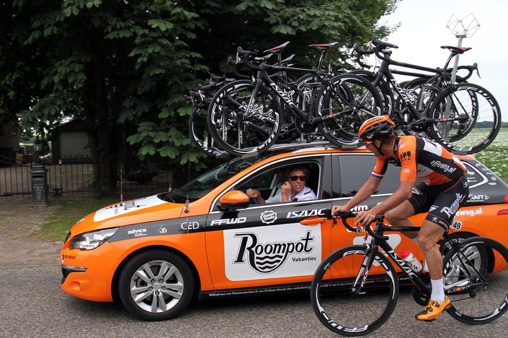 Johnny Hooglerland visits Michael Boogerd at the team car