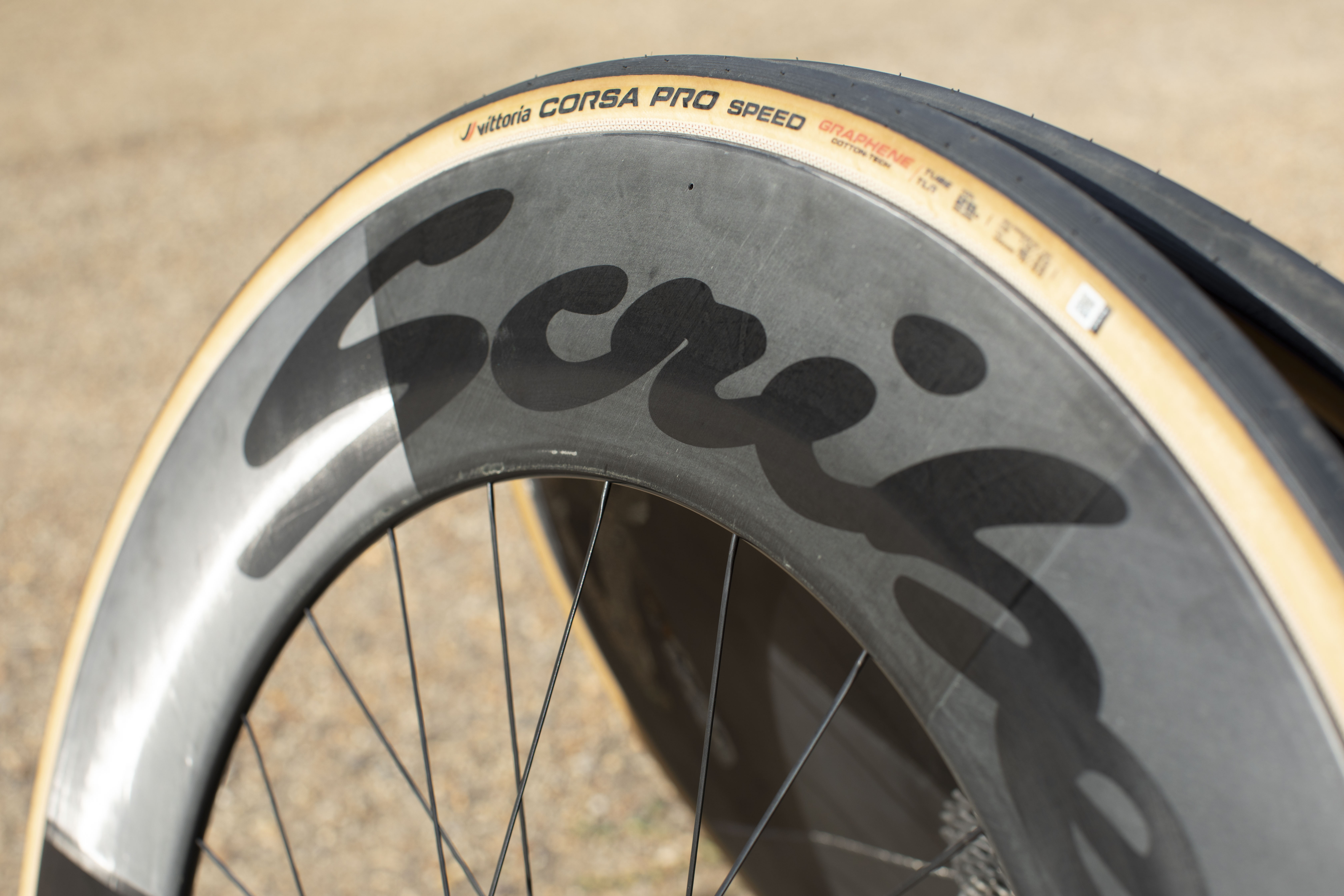 Scribe Tempus Disc/100 wheelset carbon detail with tyres