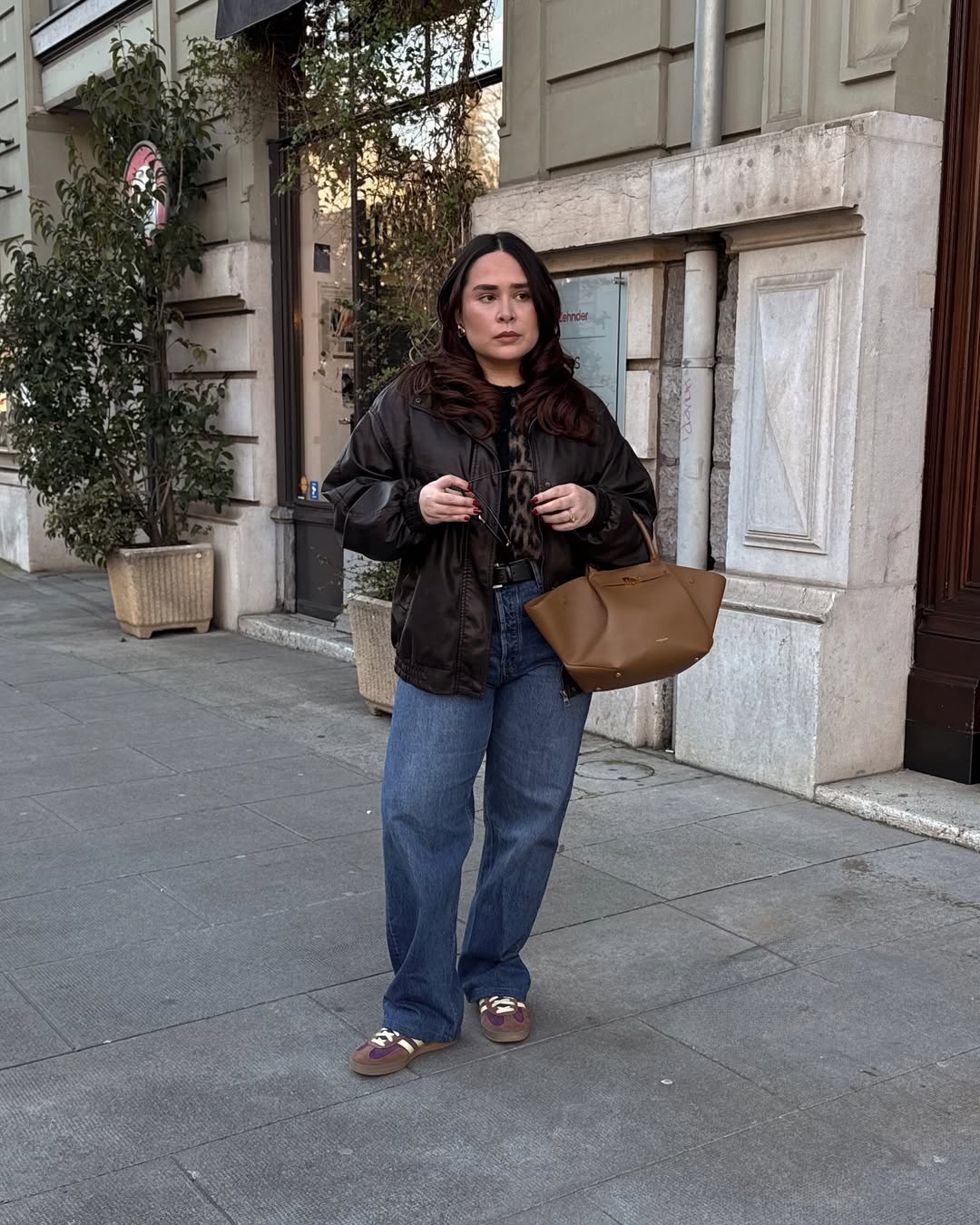 Indira in relaxed jeans with suede brown trainers