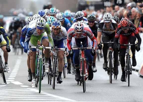 Jacopo Guarnieri (Liquigas-Cannondale) holds off Denis Galimzyanov (Katusha) in De Panne.