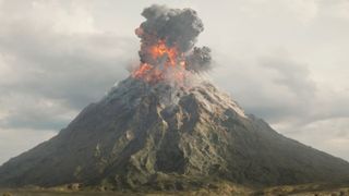El Monte del Destino entra en erupción frente a un cielo azul en el episodio 6 de Los Anillos del Poder