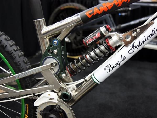 The top tube-mounted linkage both controls the shock rate while also helping to stiffen the single-pivot rear swingarm.
