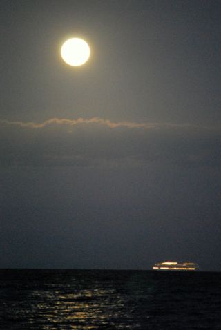 Photo of the supermoon 2012 from Ewa Beach Park on Oahu, Hawaii, by James Davidson on May 5, 2012.