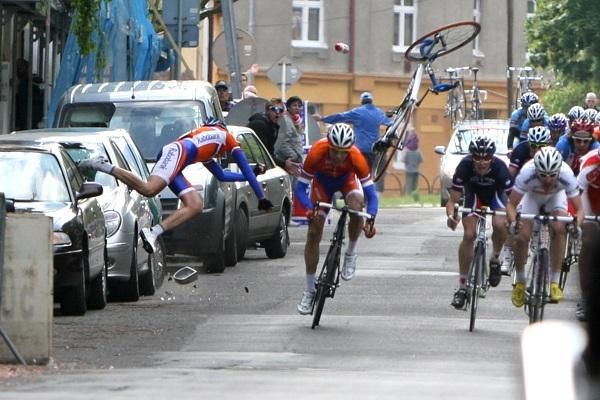 Richard Dijskshoorn's spectacular crash at the finish