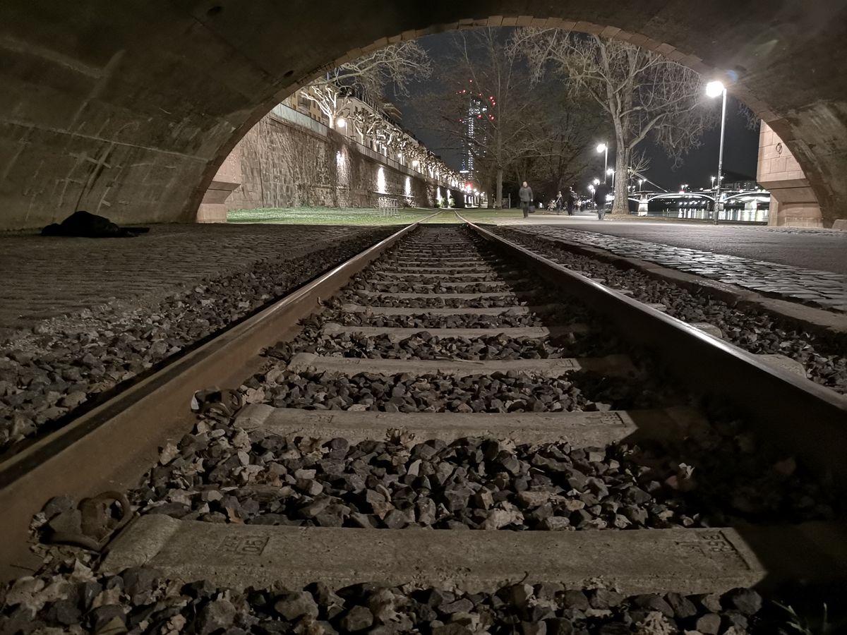 Handheld night shots look great.