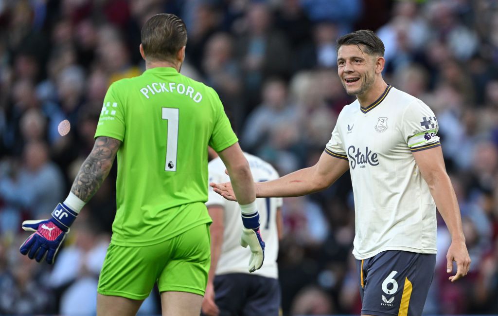 BIRMINGHAM, ENGLAND - SEPTEMBER 14: James Tarkowski of Everton reacts towards Jordan Pickford of Everton during the Premier League match between Aston Villa FC and Everton FC at Villa Park on September 14, 2024 in Birmingham, England. (Photo by Shaun Botterill/Getty Images)