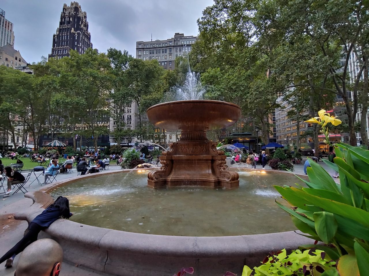 HDR does show up here, but it looks a bit fake