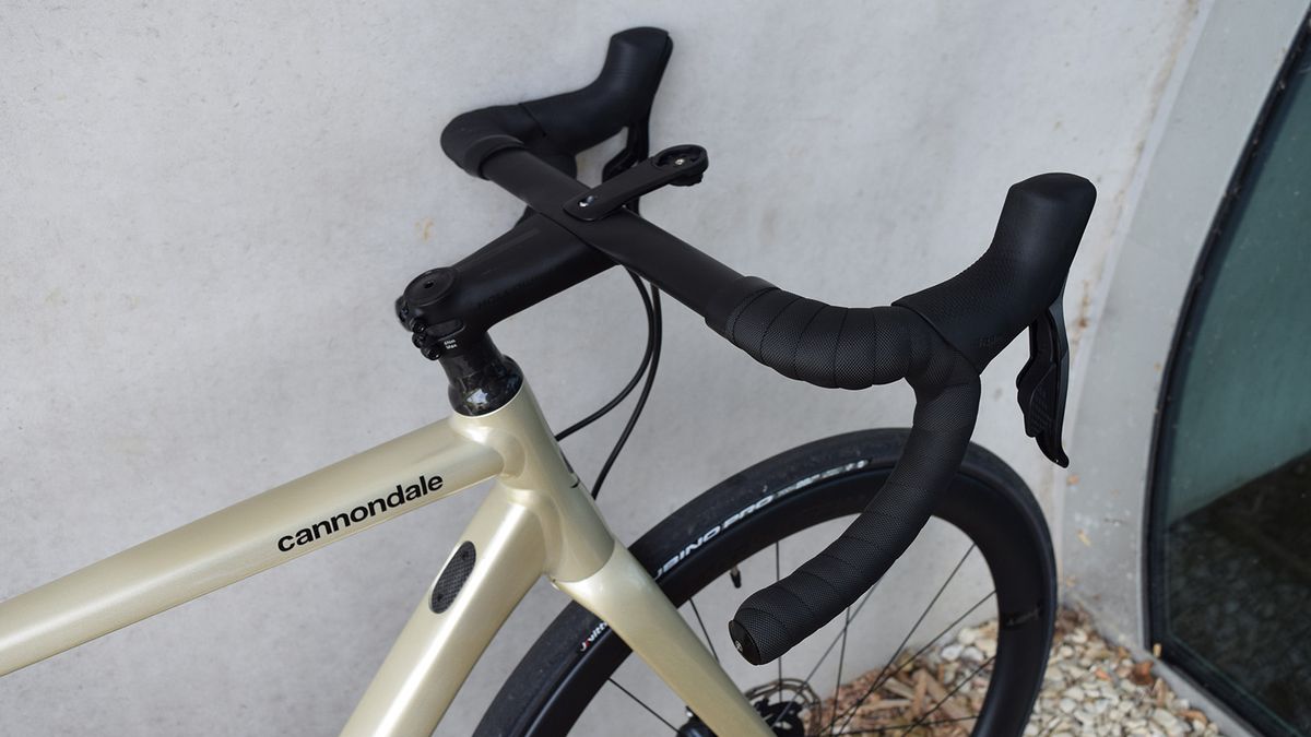This range topping model comes with the Save carbon handlebar and proprietary stem