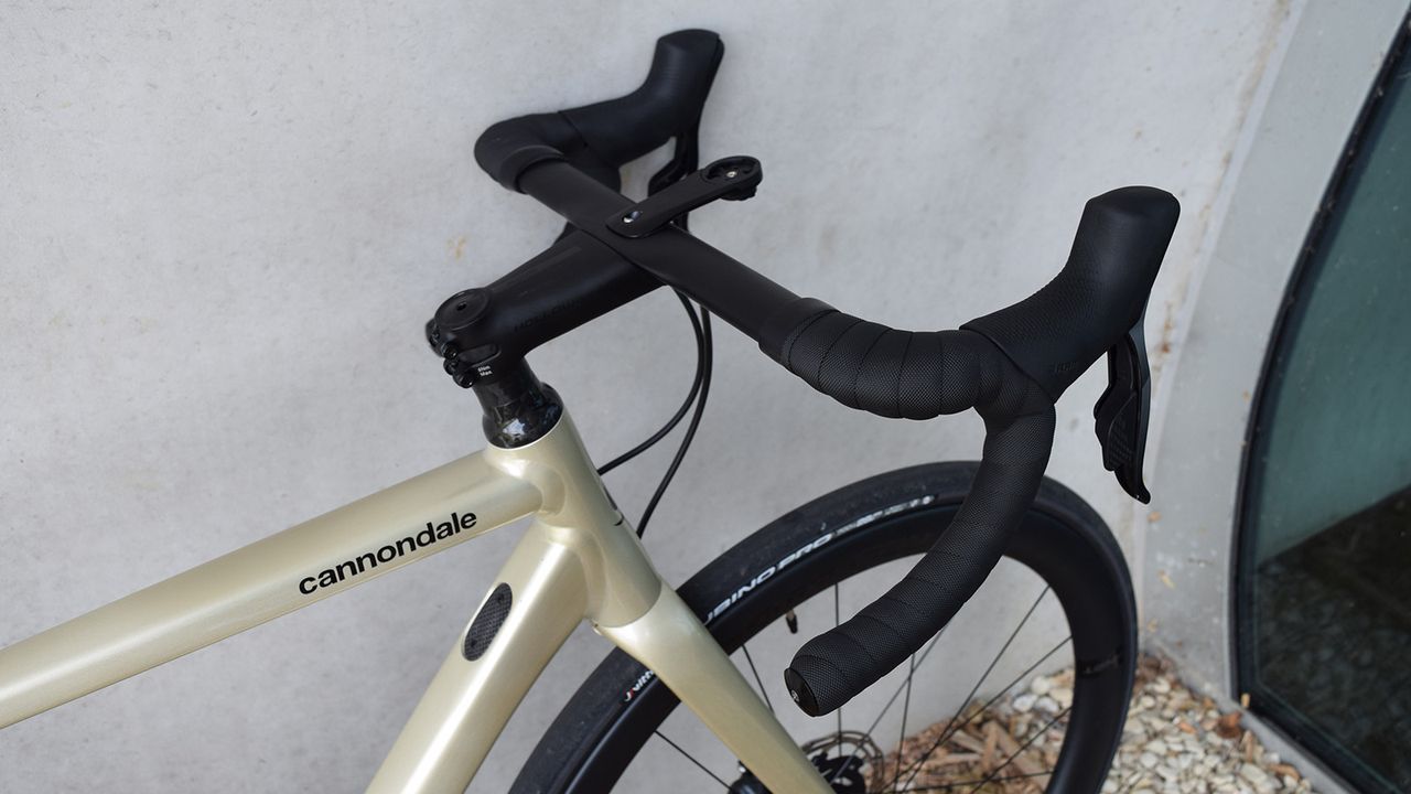 This range topping model comes with the Save carbon handlebar and proprietary stem