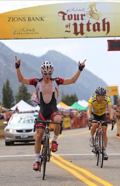 Jai Crawford (Fly V Australia) crosses the line ahead of Levi Leipheimer (Mellow Johnny's).