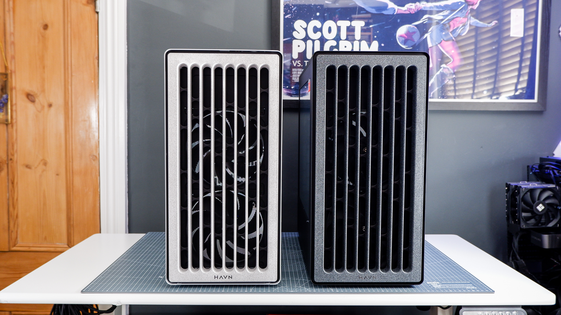 The Havn BF 360 PC case in both black and white with panels removed.