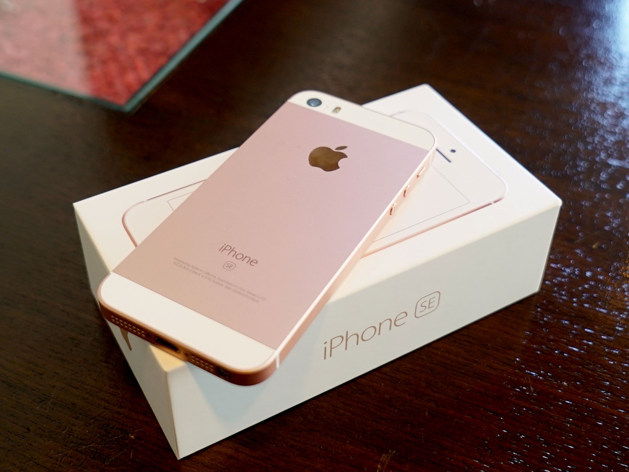 Apple se gold. Iphone 5se Gold. Айфон se Rose Gold. Айфон 5 se. Iphone se 2016 Gold.