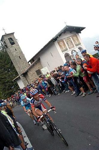 Cristian Moreni (Cofidis) leads Fabian Wegmann (Gerolsteiner) over the summit of the Ghisallo.
