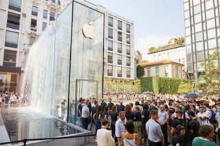 Apple Milan Piazza Liberty Piazza Outdoor Que