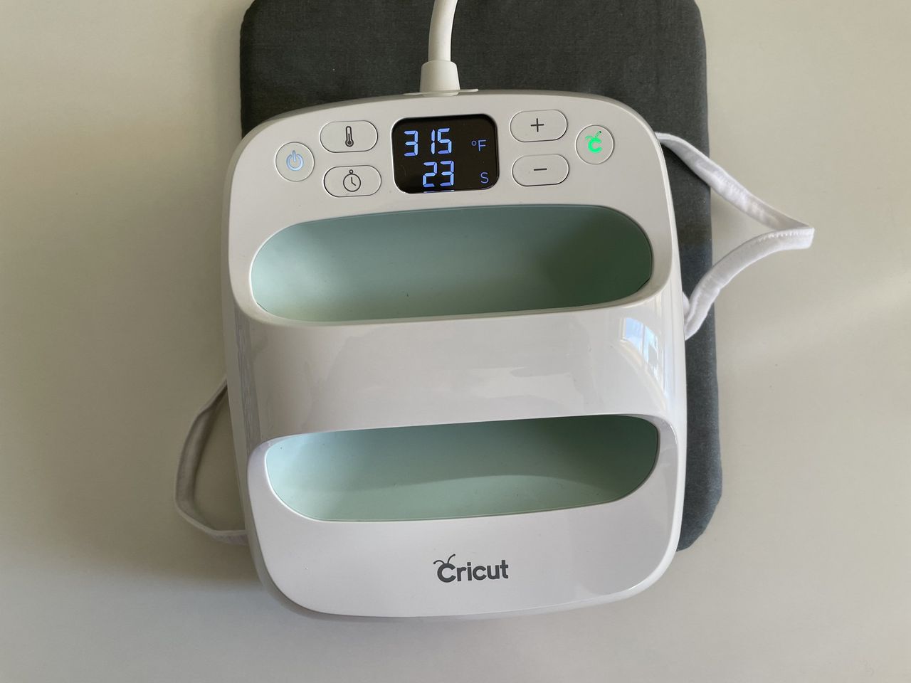 Cricut EasyPress 2 in action