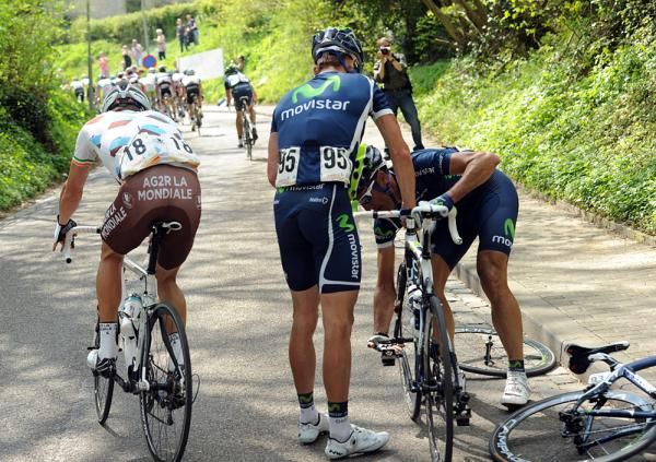 A little incident slowed Nicolas Roche (AG2R) and Vasili Kiryienka (Movistar)