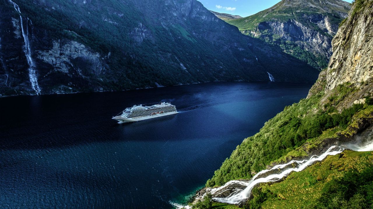 viking_cruises_-_viking_sky_in_norway_4.jpg