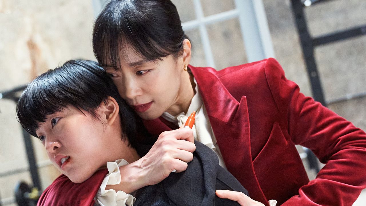 Lee Yeon as Kim Young-ji, Jeon Do-yeon as Gil Boksoon in Kill Boksoon