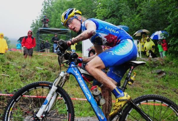 Heather Holmes (Kenda-Tomac-Hayes) on a twisty descent