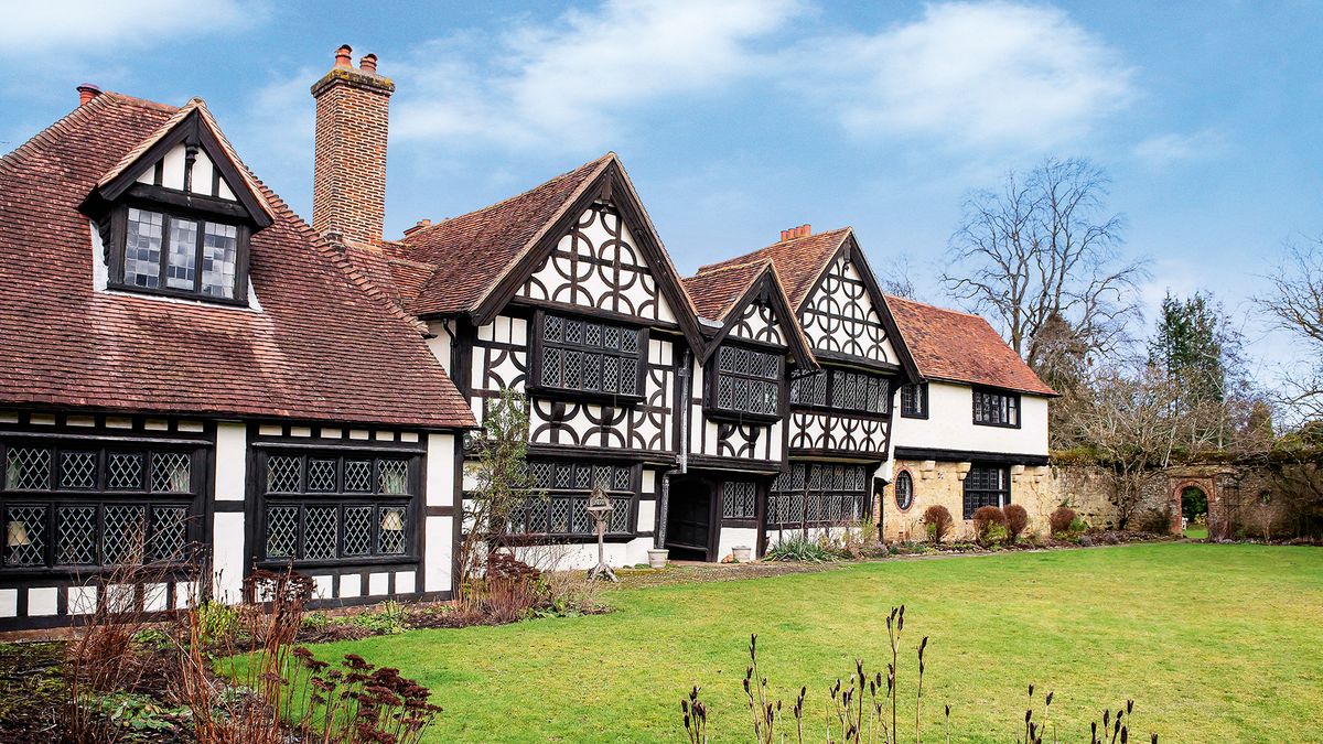 Take a tour around Britain's oldest home built in 1584 Country
