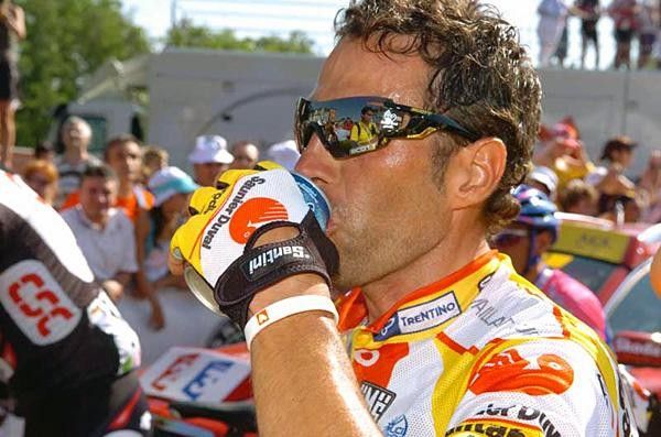 Gilberto Simoni (Saunier Duval) is thirsty