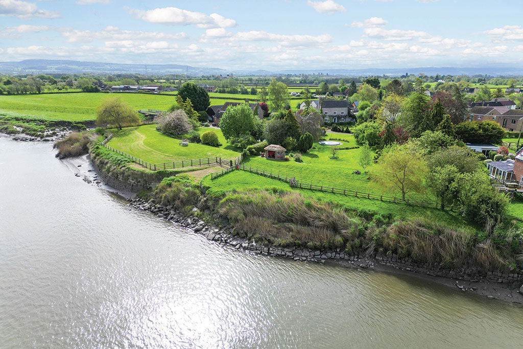 Riverside property for sale: Lock House, Framilode, Gloucestershire.