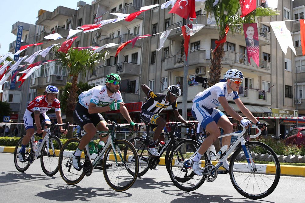 The peloton rolls toward the finish during stage 2.