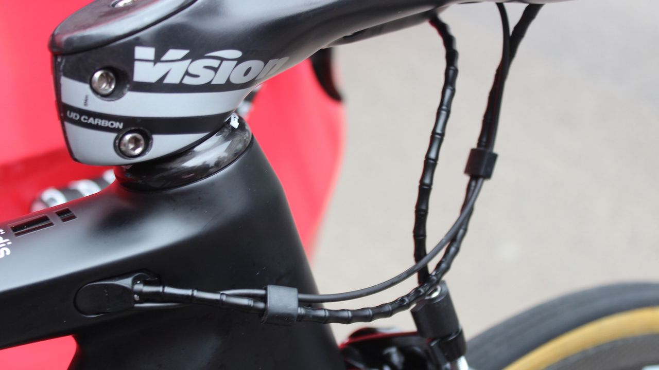 Bouhanni's gear and brake cables are kept together neatly with a Jagwire Road Elite Link cable system