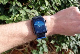 En smartklokke av typen Apple Watch SE på et håndledd.
